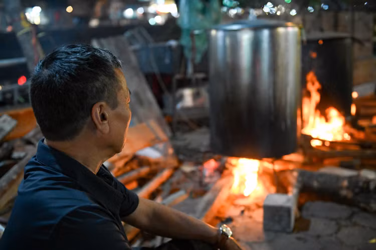 Pho phuong Ha Noi thom mui khoi bep tu noi banh chung