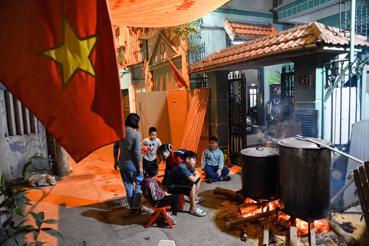 Pho phuong Ha Noi thom mui khoi bep tu noi banh chung-Hinh-2