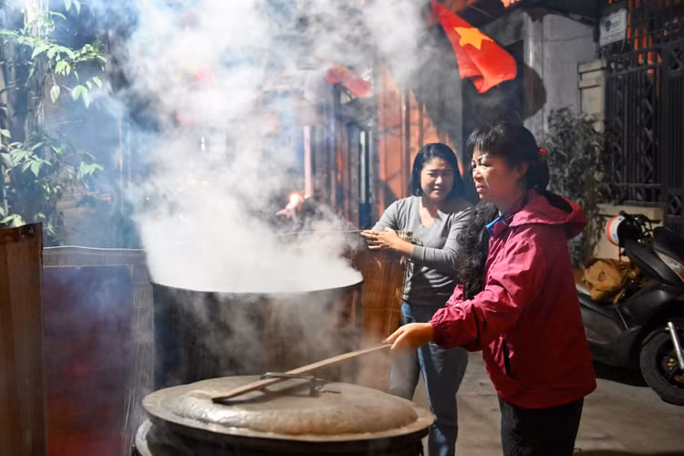 Pho phuong Ha Noi thom mui khoi bep tu noi banh chung-Hinh-6