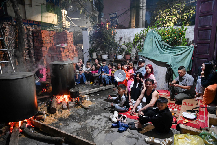 Pho phuong Ha Noi thom mui khoi bep tu noi banh chung-Hinh-10