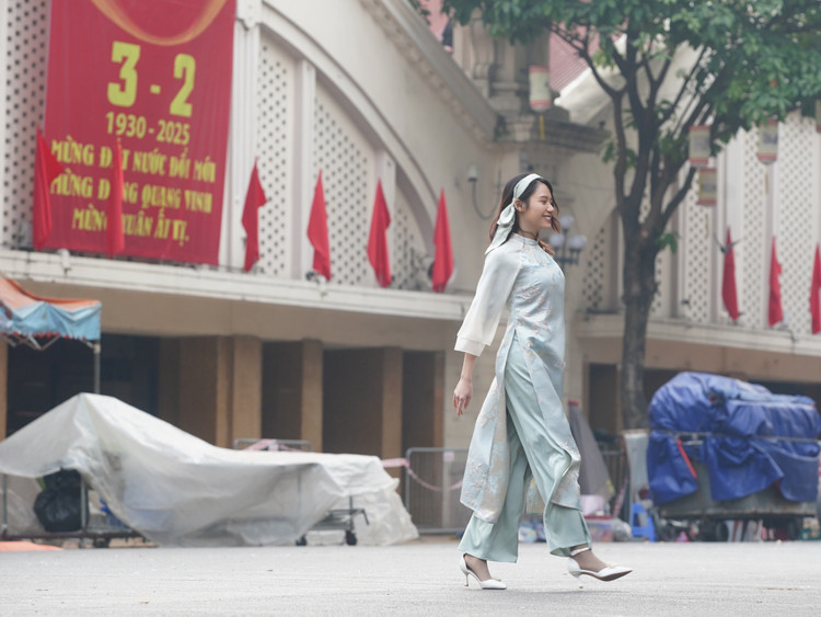 Sang mung 1 Tet At Ty, nguoi Ha Noi tan huong theo cach rieng-Hinh-7