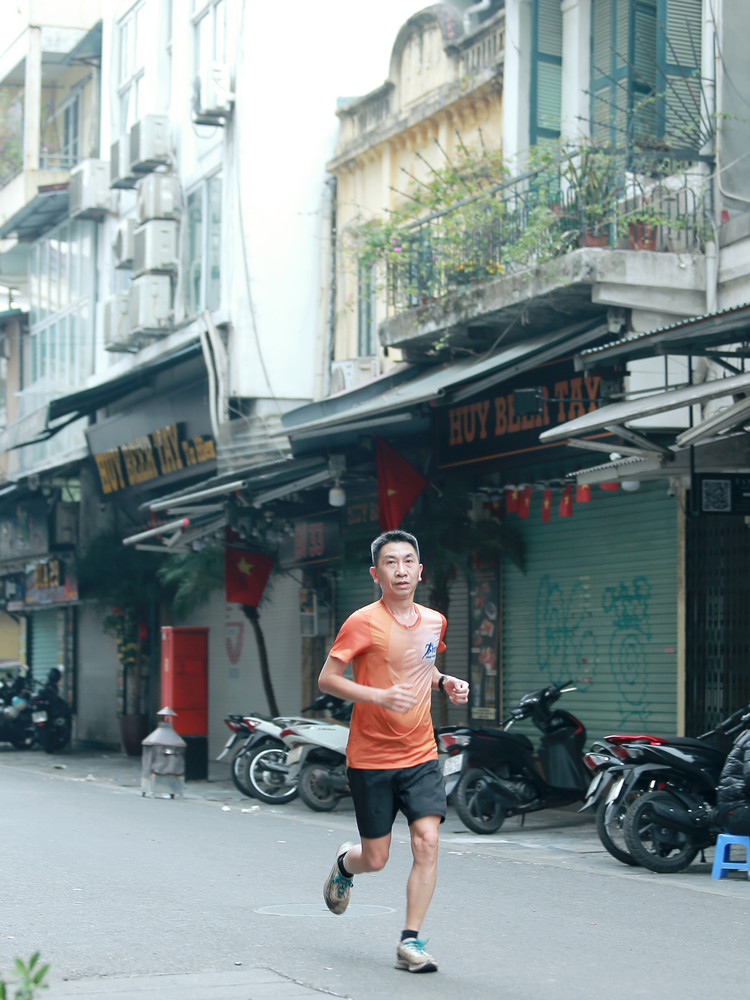 Sang mung 1 Tet At Ty, nguoi Ha Noi tan huong theo cach rieng-Hinh-3