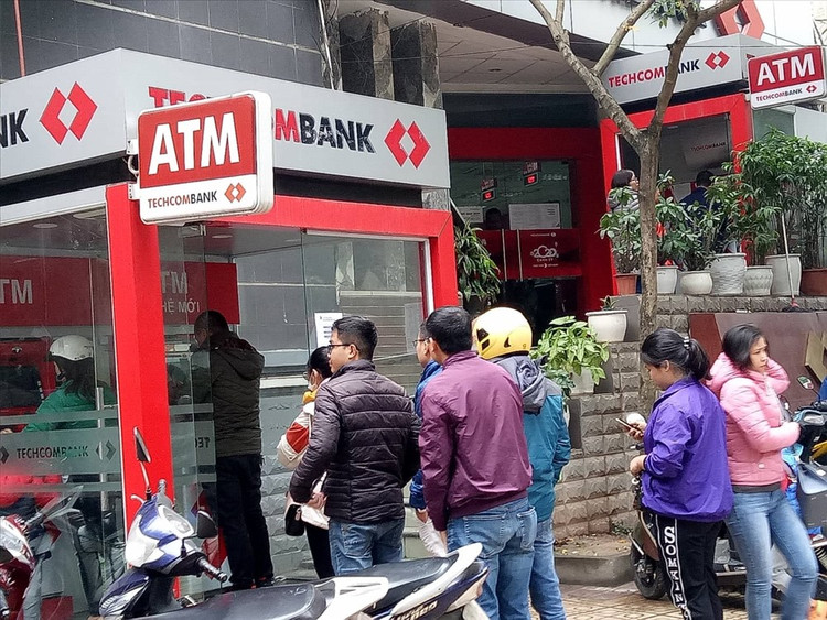 Chuyển đổi số, cây ATM hiếm hoi ở Hà Nội đông đúc ngày cận Tết - Hình 4 Chuyen doi so, cay ATM hiem hoi o Ha Noi dong duc ngay can Tet-Hinh-4