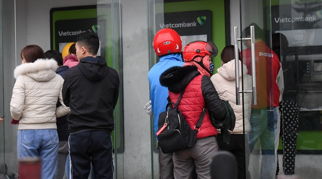 Chuyển đổi số, cây ATM hiếm hoi ở Hà Nội đông đúc ngày cận Tết - Hình 5 Chuyen doi so, cay ATM hiem hoi o Ha Noi dong duc ngay can Tet-Hinh-5