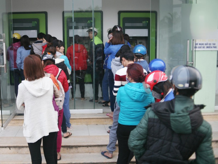 Chuyển đổi số, cây ATM hiếm hoi ở Hà Nội đông đúc ngày cận Tết - Hình 6 Chuyen doi so, cay ATM hiem hoi o Ha Noi dong duc ngay can Tet-Hinh-6