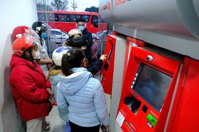 Chuyển đổi số, cây ATM hiếm hoi ở Hà Nội đông đúc ngày cận Tết - Hình 9 Chuyen doi so, cay ATM hiem hoi o Ha Noi dong duc ngay can Tet-Hinh-9