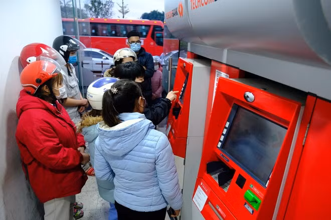 Chuyen doi so, cay ATM hiem hoi o Ha Noi dong duc ngay can Tet-Hinh-9