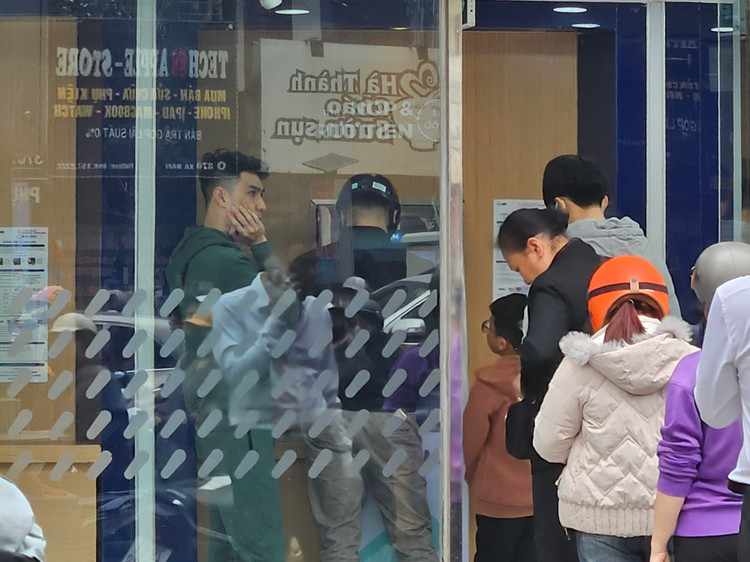 Chuyển đổi số, cây ATM hiếm hoi ở Hà Nội đông đúc ngày cận Tết - Hình 3 Chuyen doi so, cay ATM hiem hoi o Ha Noi dong duc ngay can Tet-Hinh-3