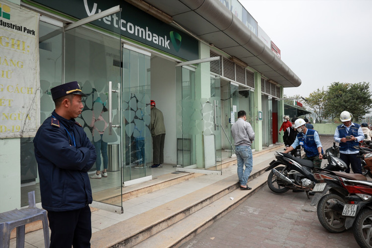 Chuyển đổi số, cây ATM hiếm hoi ở Hà Nội đông đúc ngày cận Tết - Hình 8 Chuyen doi so, cay ATM hiem hoi o Ha Noi dong duc ngay can Tet-Hinh-8