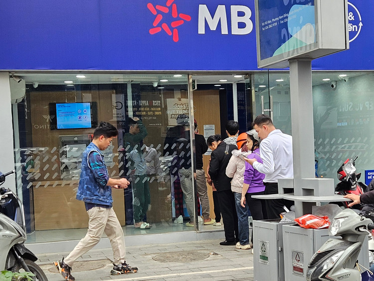 Chuyển đổi số, cây ATM hiếm hoi ở Hà Nội đông đúc ngày cận Tết Chuyen doi so, cay ATM hiem hoi o Ha Noi dong duc ngay can Tet