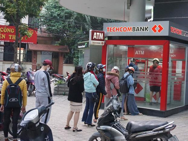 Chuyển đổi số, cây ATM hiếm hoi ở Hà Nội đông đúc ngày cận Tết - Hình 10 Chuyen doi so, cay ATM hiem hoi o Ha Noi dong duc ngay can Tet-Hinh-10
