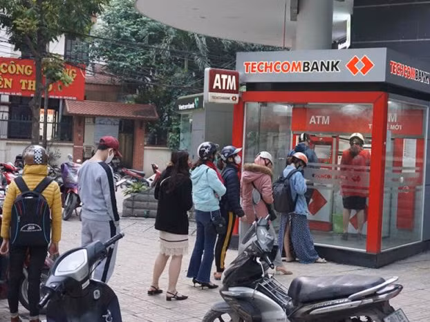 Chuyen doi so, cay ATM hiem hoi o Ha Noi dong duc ngay can Tet-Hinh-10