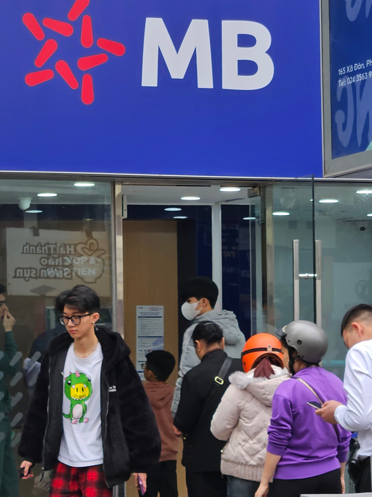 Chuyển đổi số, cây ATM hiếm hoi ở Hà Nội đông đúc ngày cận Tết - Hình 2 Chuyen doi so, cay ATM hiem hoi o Ha Noi dong duc ngay can Tet-Hinh-2