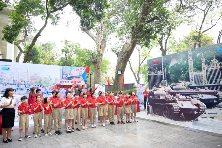 Trai nghiem cong nghe dac biet tai Trien lam tuong tac cua Bao Nhan Dan-Hinh-2