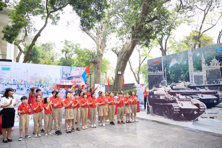 Trai nghiem cong nghe dac biet tai Trien lam tuong tac cua Bao Nhan Dan-Hinh-2