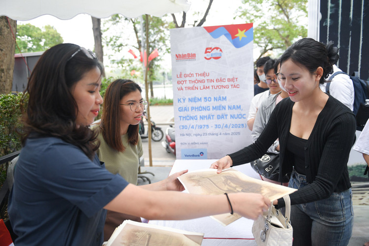 Trai nghiem cong nghe dac biet tai Trien lam tuong tac cua Bao Nhan Dan