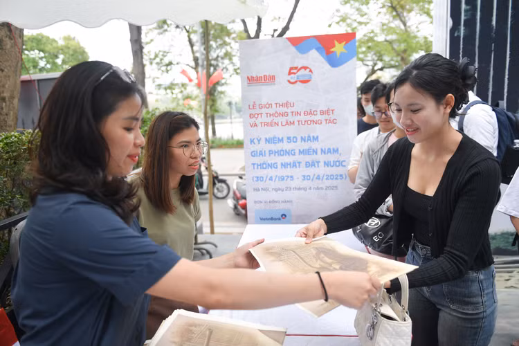 Trai nghiem cong nghe dac biet tai Trien lam tuong tac cua Bao Nhan Dan