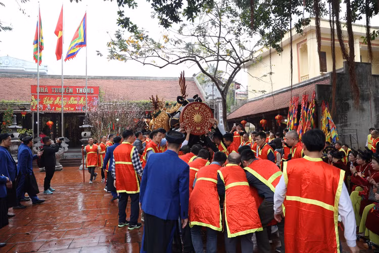 Bien nguoi tham gia Le hoi ruoc phao lang Dong Ky