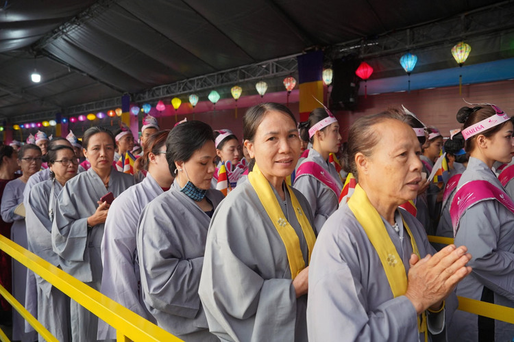 Dong dao nguoi dan cung kinh chiem bai xa loi Duc Phat-Hinh-2