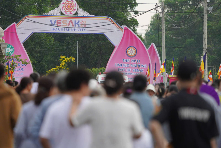 Dong dao nguoi dan cung kinh chiem bai xa loi Duc Phat-Hinh-8