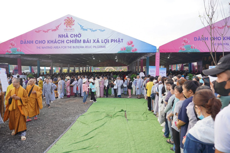 Dong dao nguoi dan cung kinh chiem bai xa loi Duc Phat-Hinh-3