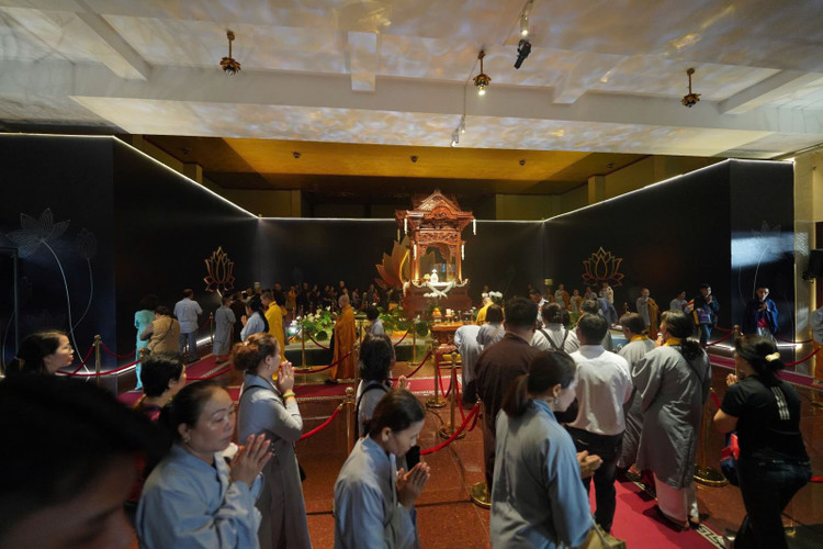 Dong dao nguoi dan cung kinh chiem bai xa loi Duc Phat-Hinh-10