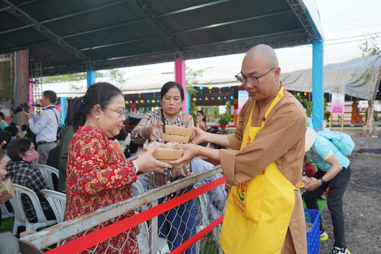 Dong dao nguoi dan cung kinh chiem bai xa loi Duc Phat-Hinh-5