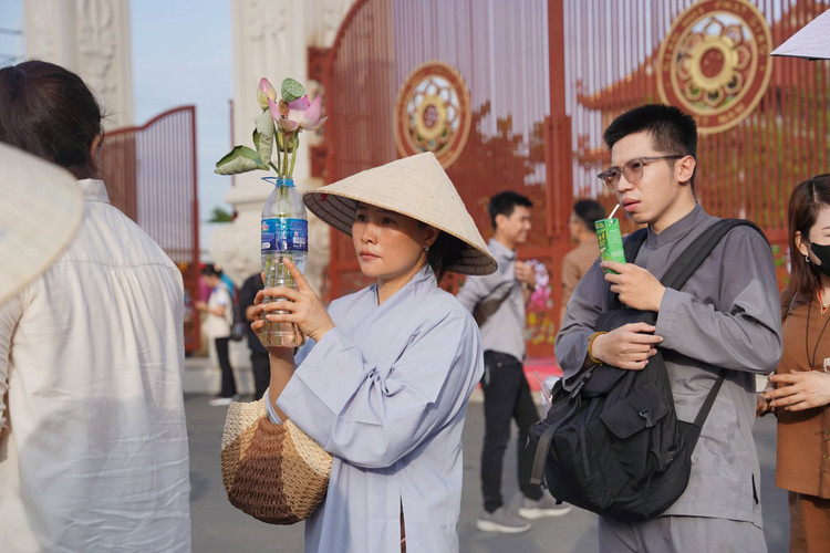 Dong dao nguoi dan cung kinh chiem bai xa loi Duc Phat-Hinh-7