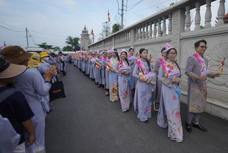 Dong dao nguoi dan cung kinh chiem bai xa loi Duc Phat-Hinh-9