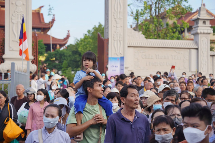 Dong dao nguoi dan cung kinh chiem bai xa loi Duc Phat-Hinh-6