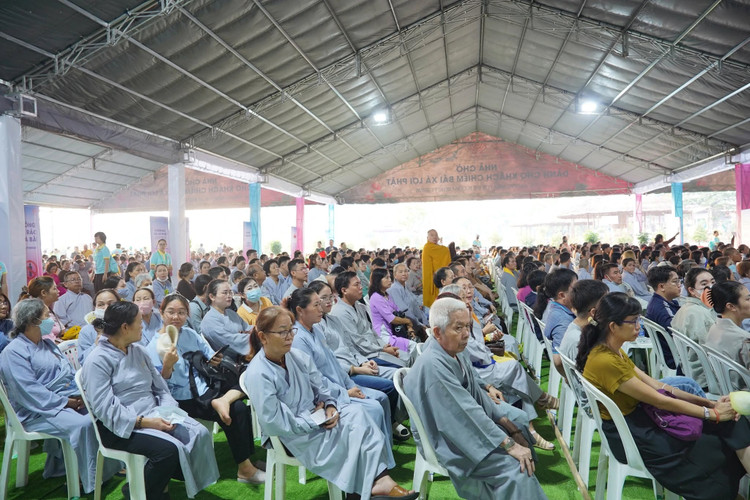 Dong dao nguoi dan cung kinh chiem bai xa loi Duc Phat-Hinh-4