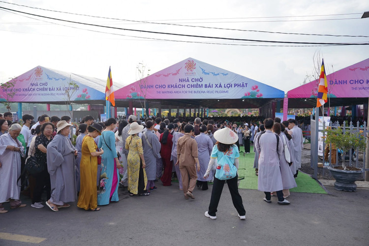 Dong dao nguoi dan cung kinh chiem bai xa loi Duc Phat