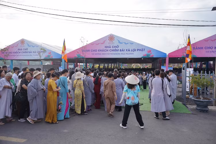 Dong dao nguoi dan cung kinh chiem bai xa loi Duc Phat