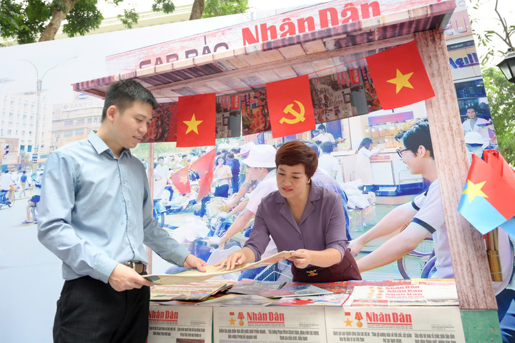 Trai nghiem cong nghe dac biet tai Trien lam tuong tac cua Bao Nhan Dan-Hinh-4