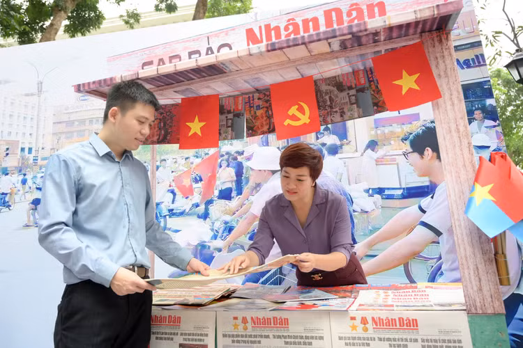 Trai nghiem cong nghe dac biet tai Trien lam tuong tac cua Bao Nhan Dan-Hinh-4