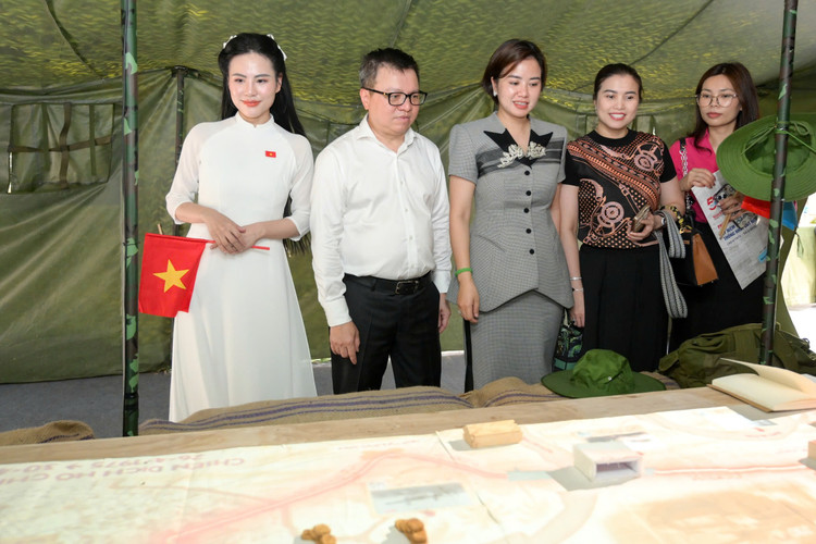 Trai nghiem cong nghe dac biet tai Trien lam tuong tac cua Bao Nhan Dan-Hinh-8