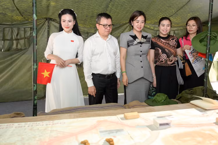 Trai nghiem cong nghe dac biet tai Trien lam tuong tac cua Bao Nhan Dan-Hinh-8