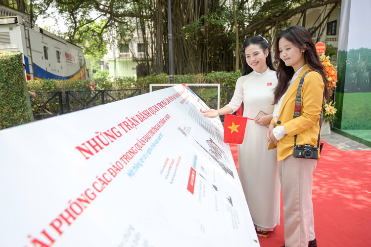 Trai nghiem cong nghe dac biet tai Trien lam tuong tac cua Bao Nhan Dan-Hinh-5