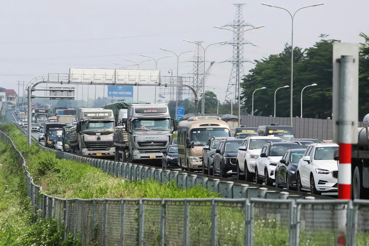 Nguoi dan un un tro ve Ha Noi som de tranh tac duong-Hinh-4