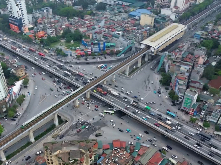 Nguoi dan un un tro ve Ha Noi som de tranh tac duong-Hinh-7