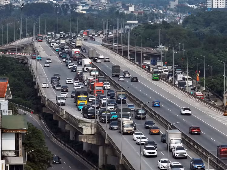 Nguoi dan un un tro ve Ha Noi som de tranh tac duong-Hinh-2