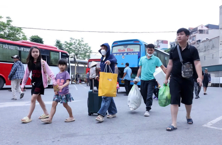 Nguoi dan un un tro ve Ha Noi som de tranh tac duong-Hinh-10
