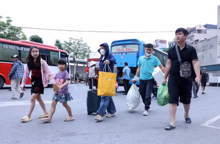 Nguoi dan un un tro ve Ha Noi som de tranh tac duong-Hinh-10