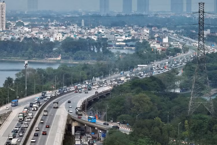 Nguoi dan un un tro ve Ha Noi som de tranh tac duong-Hinh-3