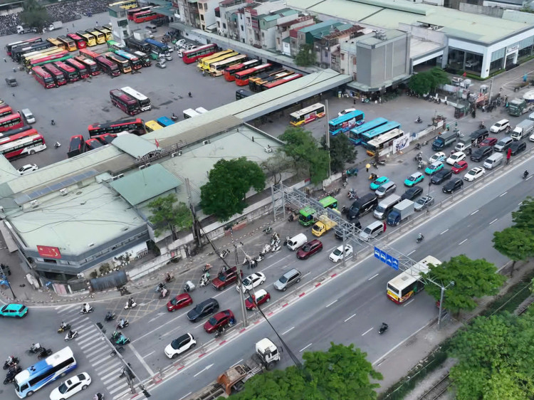 Nguoi dan un un tro ve Ha Noi som de tranh tac duong