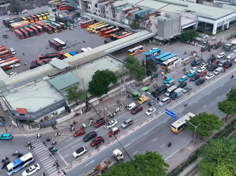 Nguoi dan un un tro ve Ha Noi som de tranh tac duong