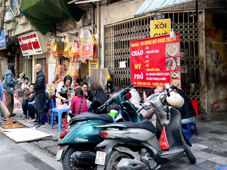 Hang quan tap nap ngay cuoi nam, khach xep hang cho phuc vu-Hinh-7