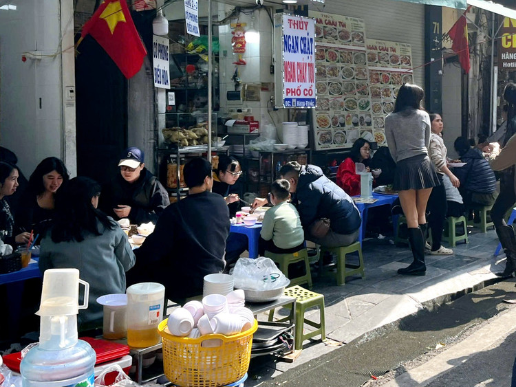 Hang quan tap nap ngay cuoi nam, khach xep hang cho phuc vu-Hinh-8