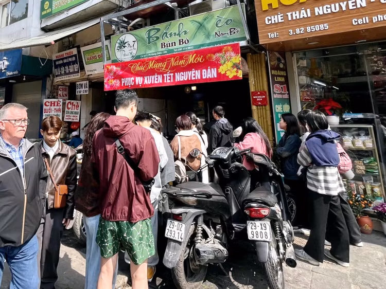 Hang quan tap nap ngay cuoi nam, khach xep hang cho phuc vu-Hinh-10