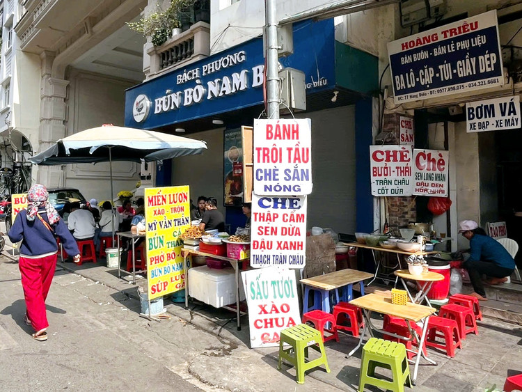 Hang quan tap nap ngay cuoi nam, khach xep hang cho phuc vu-Hinh-9